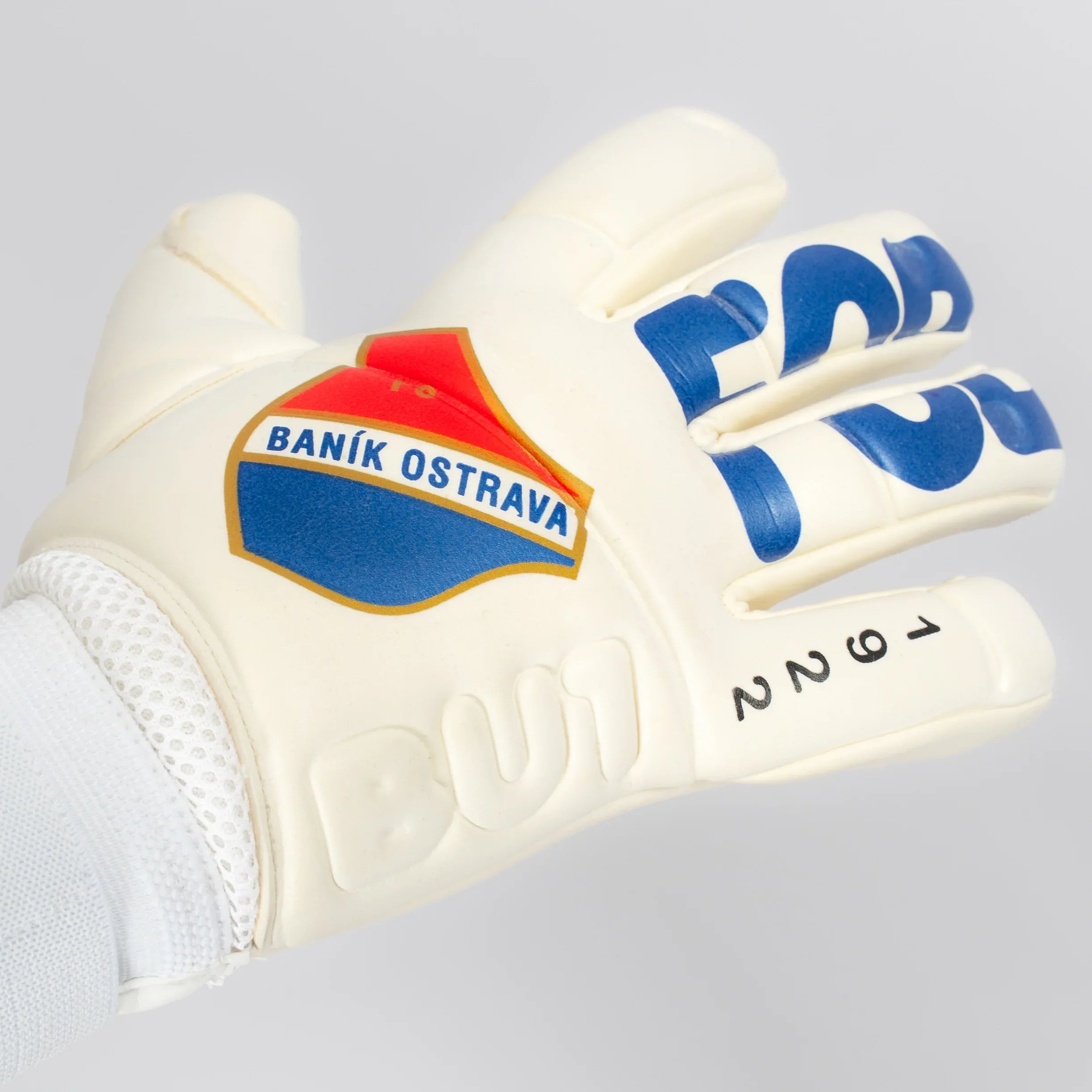 Baník Ostrava chytá v custom rukavicích BU1