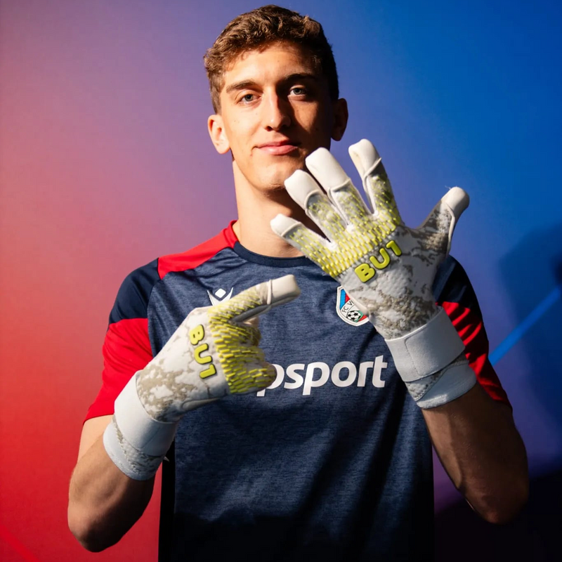 Florian Wiegele s brankářskými rukavicemi BU1 FloW