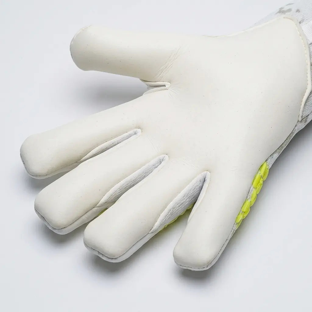 Detailní pohled na ergonomický střih a flexibilní materiál rukavic BU1 FloW